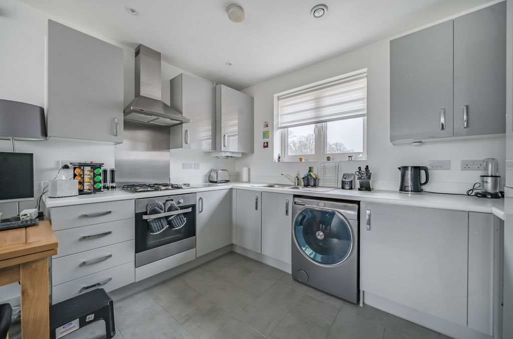 Property photo 2 of 12 1418796-14-699700...