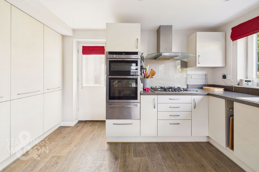 Property photo 3 of 28