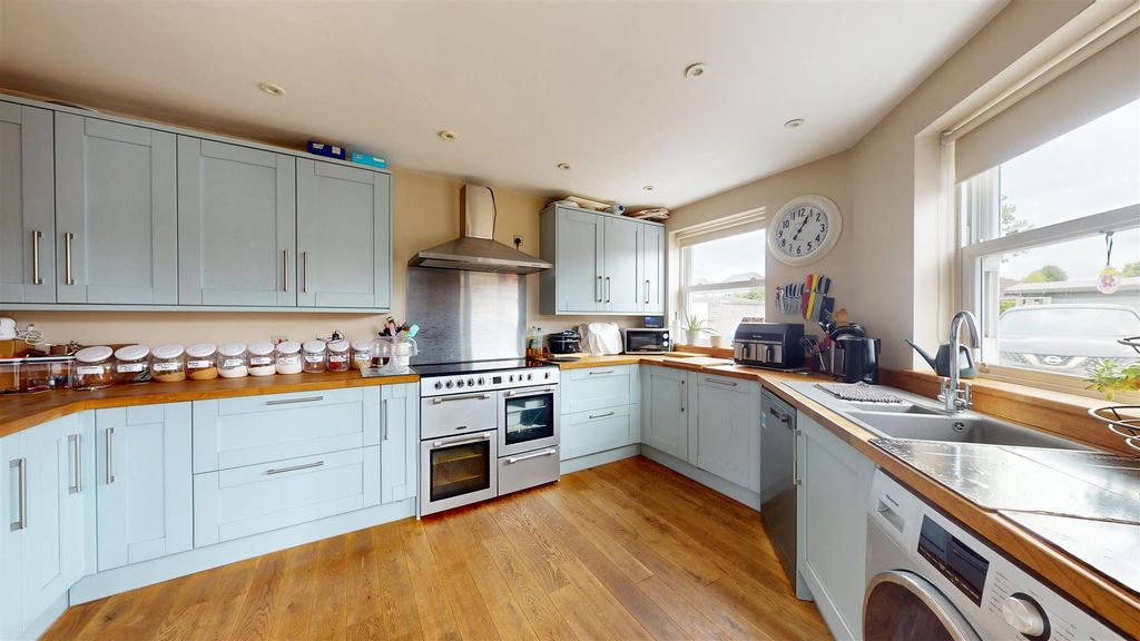 Property photo 2 of 14 Kitchen