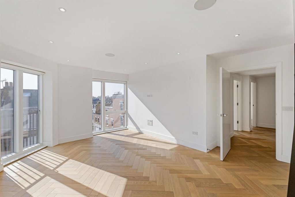 Property photo 3 of 20 104848_Flat 16 London House 100 New Kings Road (16