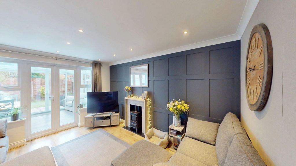 Property photo 3 of 20 Lounge