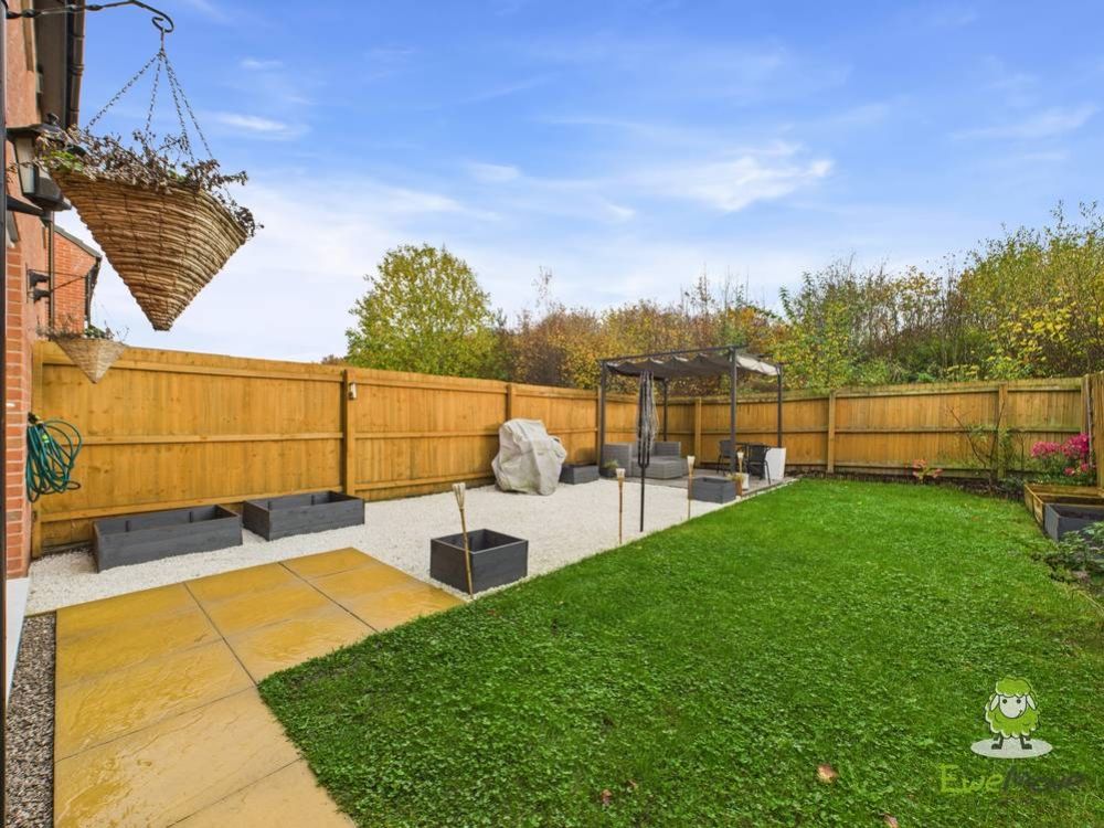 Property photo 2 of 17 Garden, Emilydimelowewemovewhitchurchandnantwich