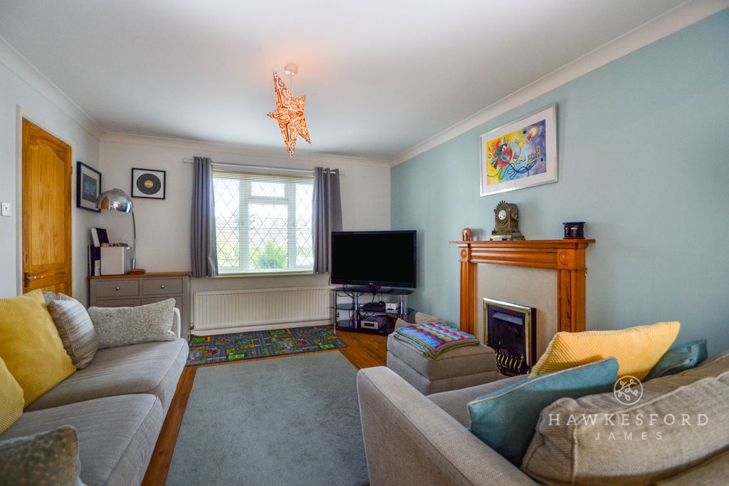 Property photo 3 of 17 The Street, Bapchild - Lounge