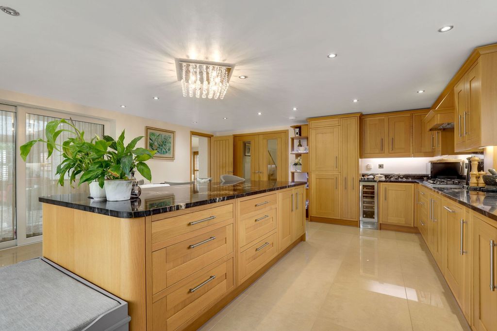Property photo 2 of 31