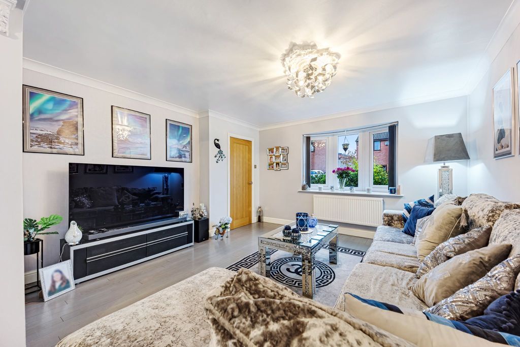 Property photo 3 of 33 Photograph 4