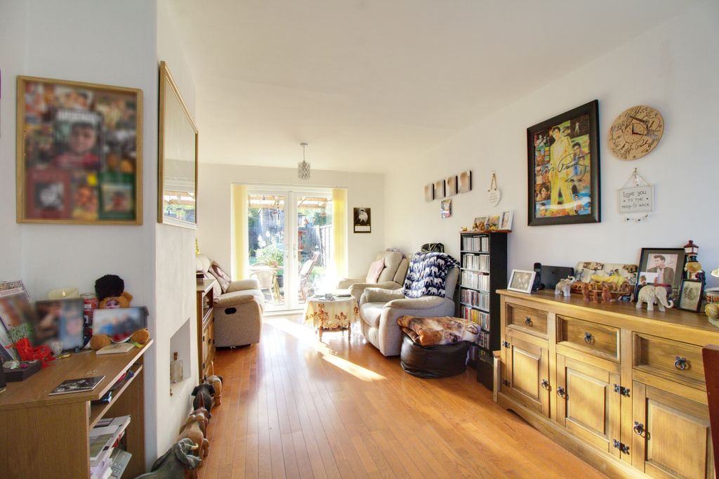 Property photo 3 of 18 Living Room