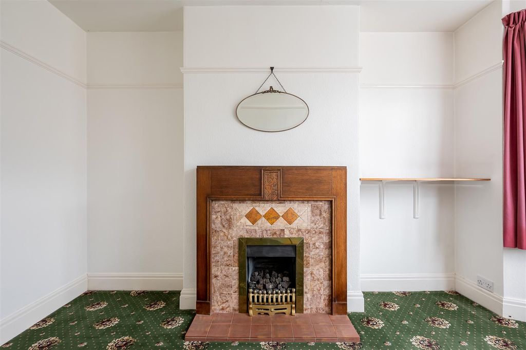 Property photo 3 of 18 5 Thirlmere Dr-5.Jpg
