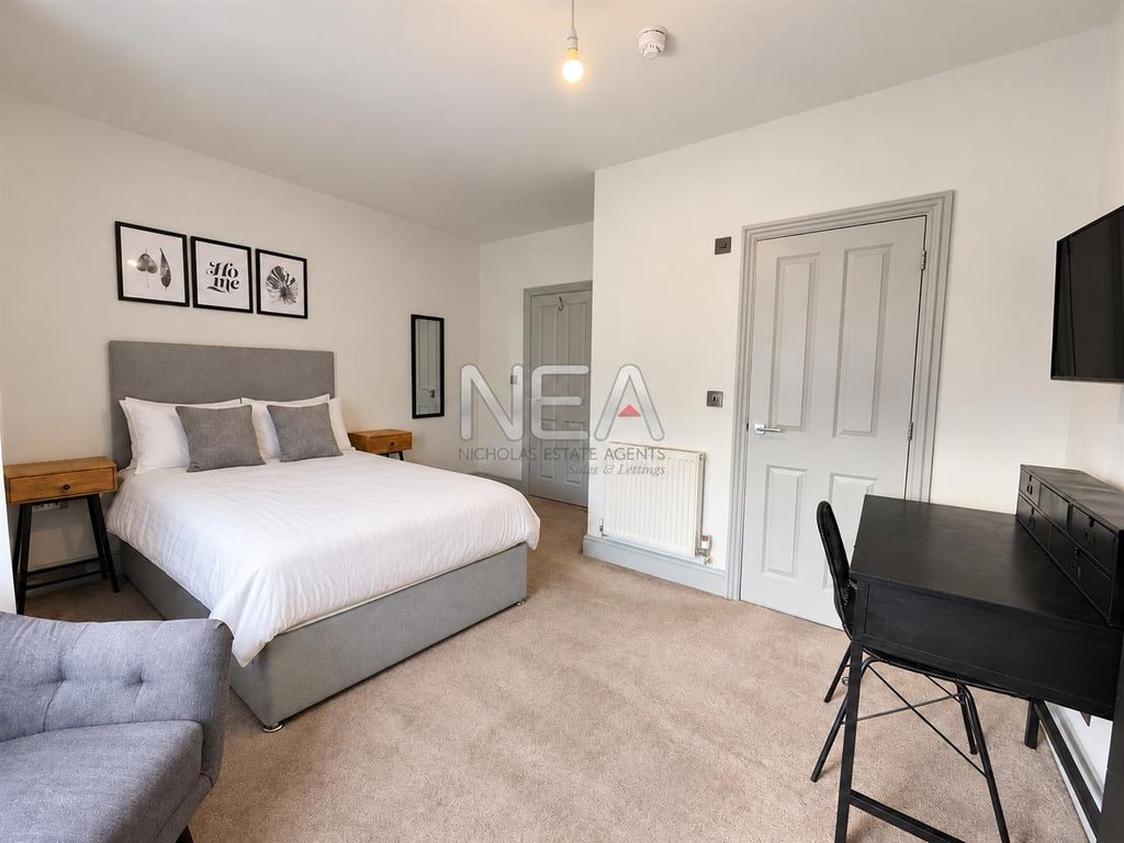 Property photo 1 of 11 Room Five