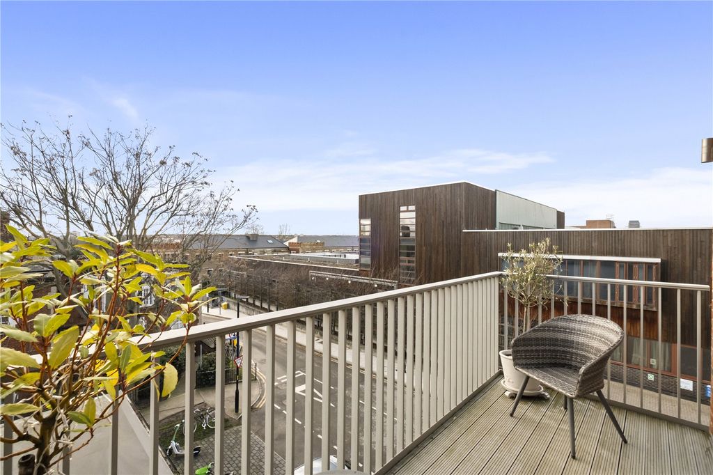 Property photo 3 of 10 Balcony