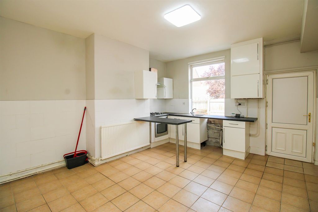 Property photo 3 of 8 Kitchen Diner