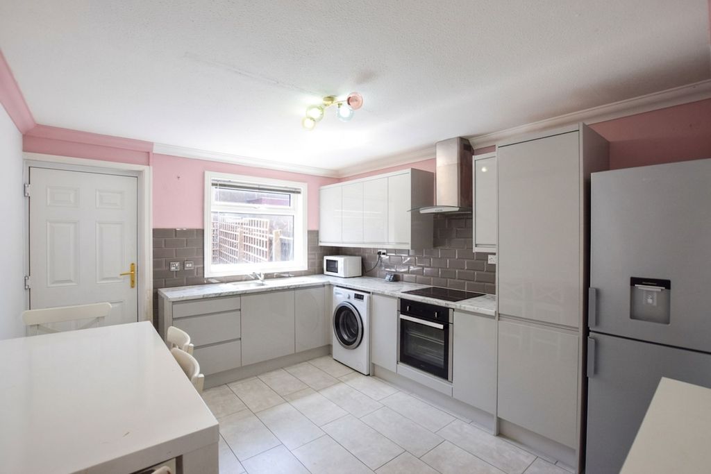 Property photo 1 of 8 Kitchen