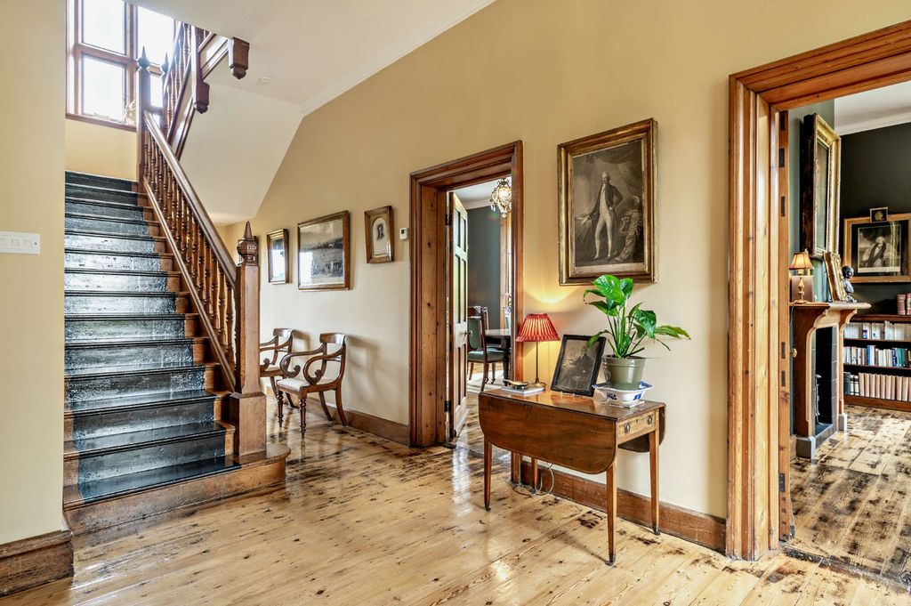 Property photo 3 of 33 Entrance Hall