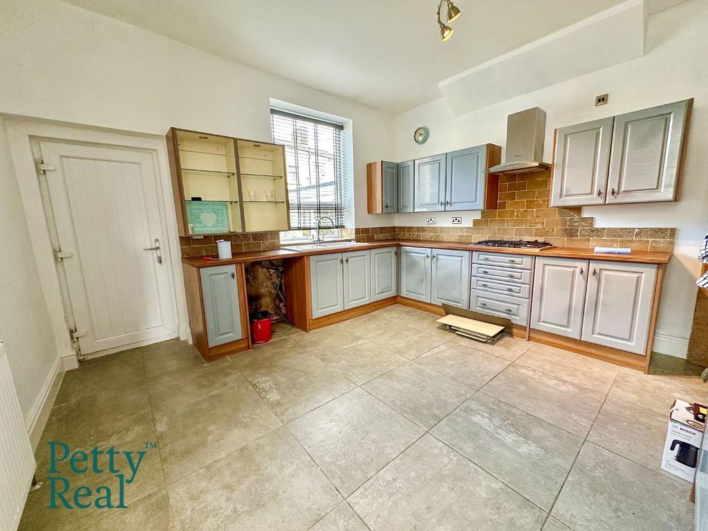Property photo 3 of 12 6Fefe6F9-Aaa9-4A79-8F26-D76E6E0C9384.Jpeg
