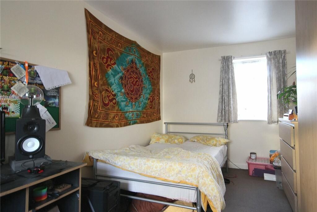 Property photo 3 of 14 A Cozy Double Bedroom Featuring A Comfortable Bed ...