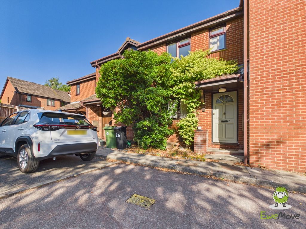 Property photo 1 of 14 Ewemove Basingstoke Balmoral Way External