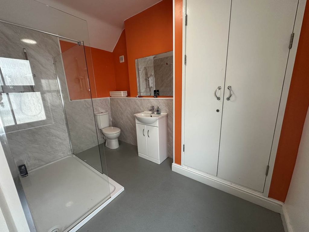Property photo 2 of 7 Bathroom 1