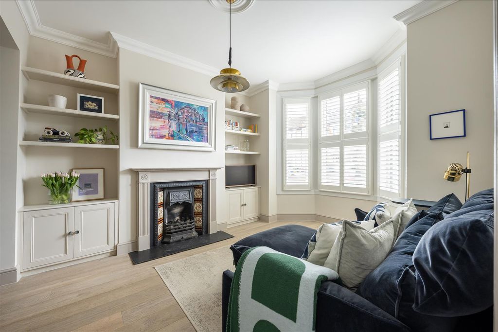 Property photo 3 of 34 Hampton Road, E11