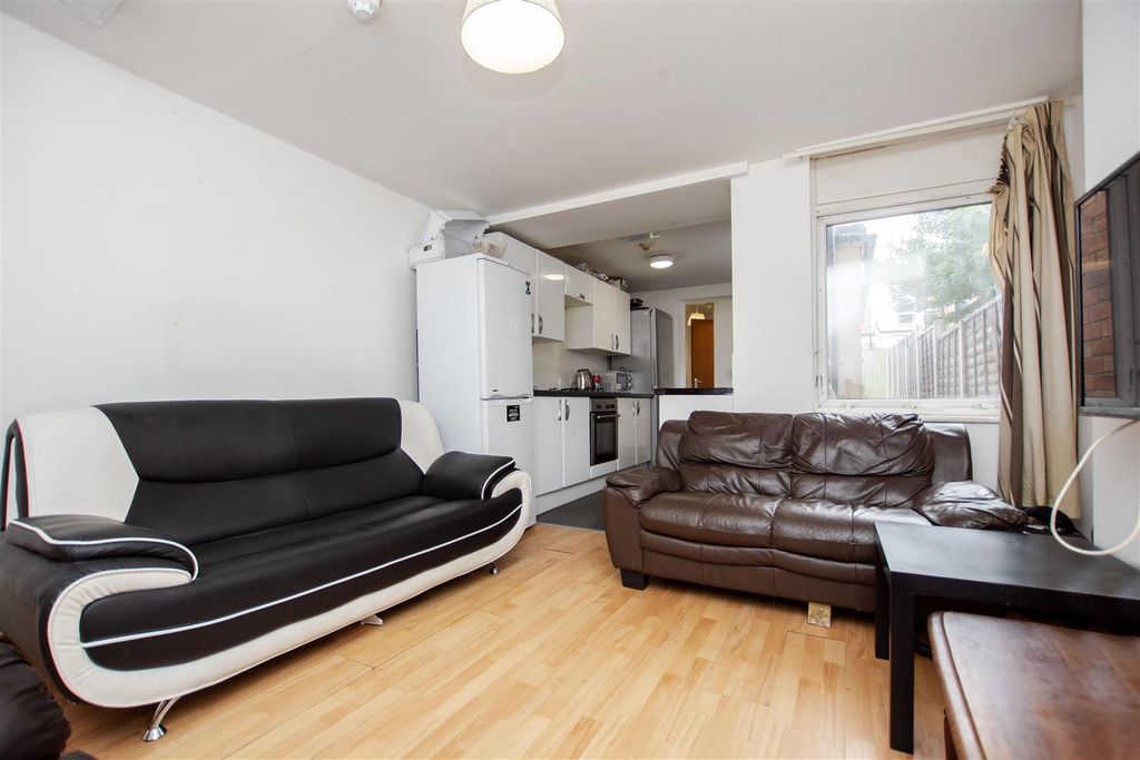 Property photo 2 of 11 Approach