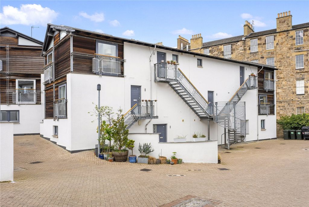 Property photo 1 of 20 18 Dublin Street Ln