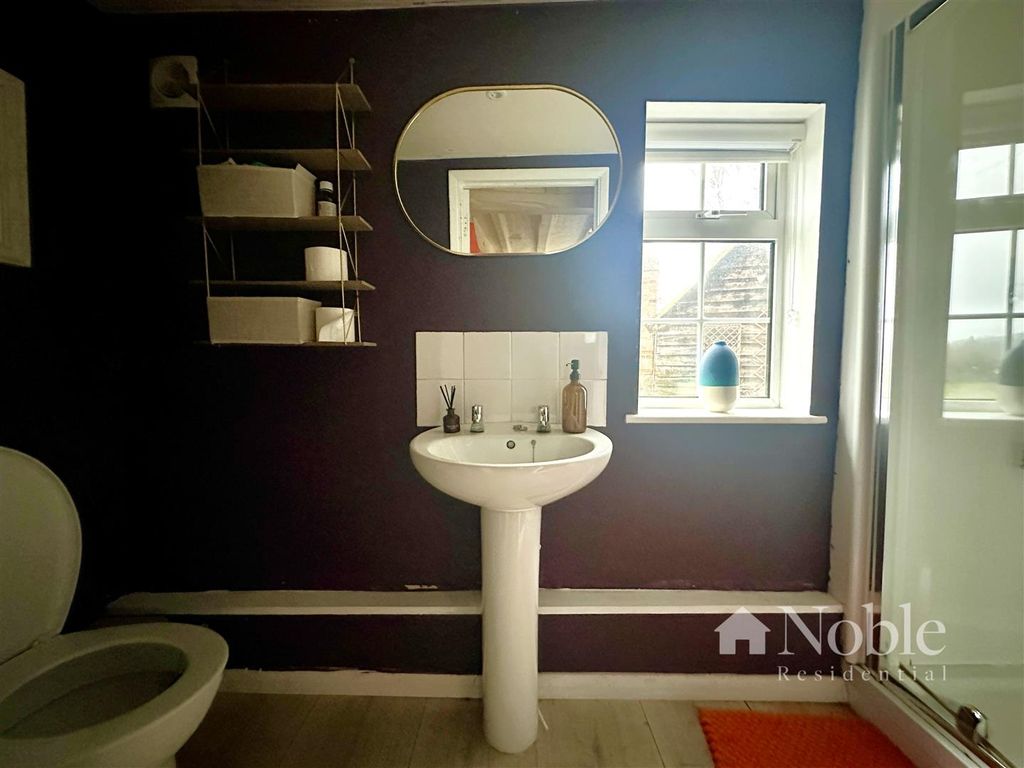 Property photo 1 of 12 En-Suite