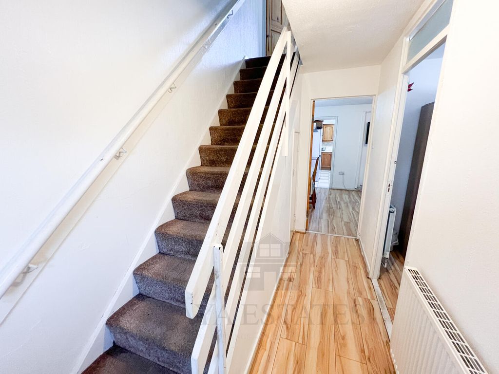 Property photo 2 of 16 Hallway