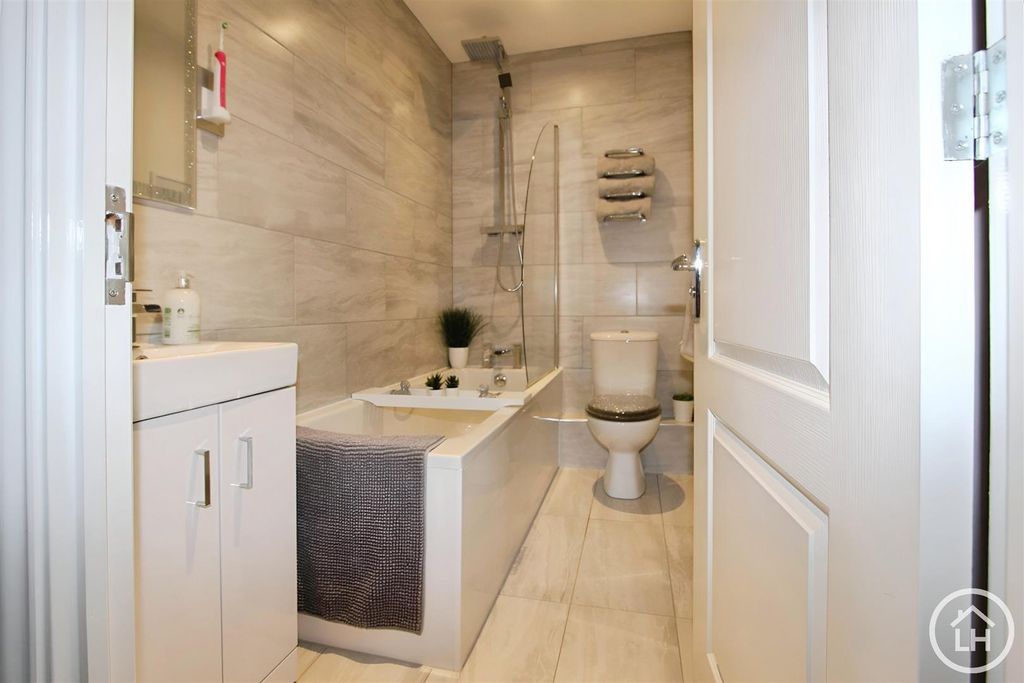 Property photo 3 of 21 Bathroom
