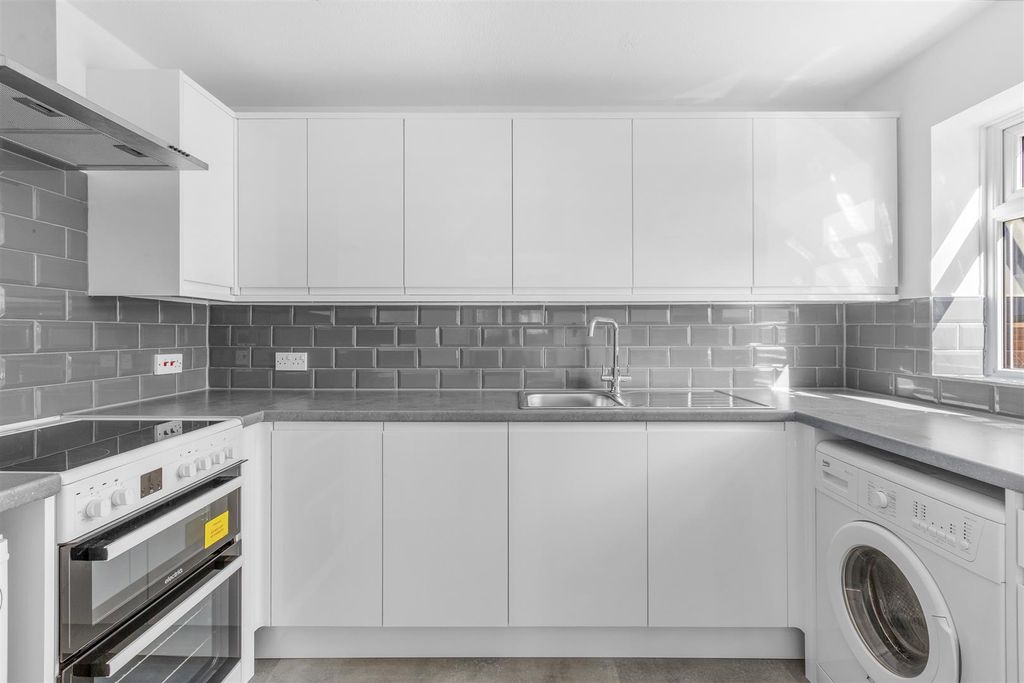 Property photo 1 of 11 6 Birches Rise, Hp12 3Aq-3.Jpg