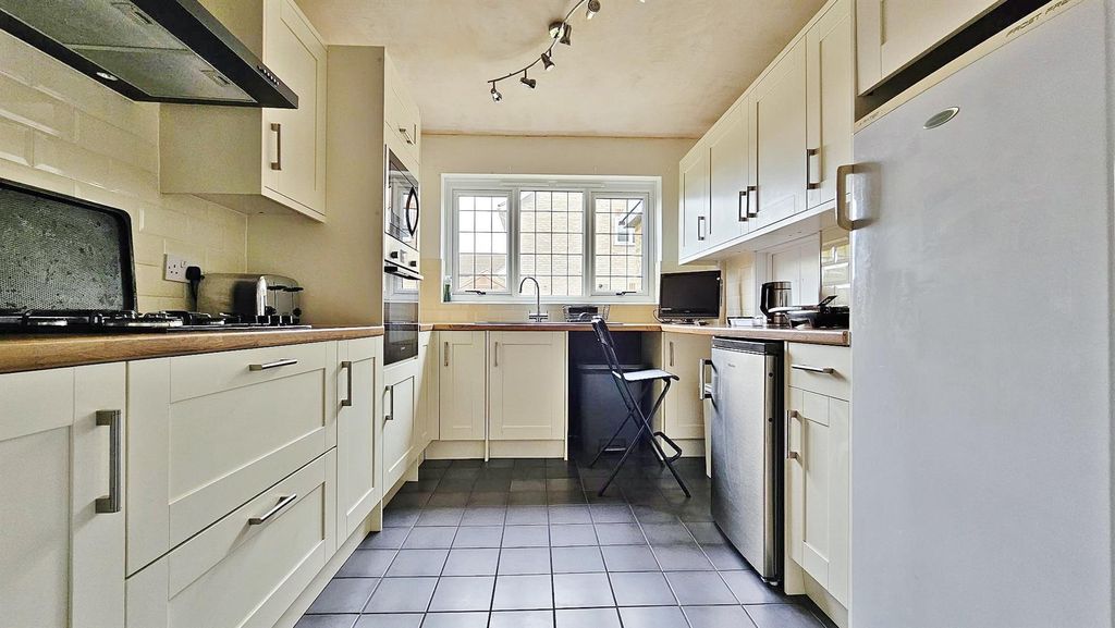 Property photo 2 of 33 Kitchen