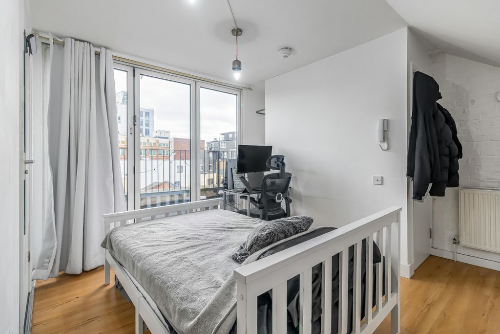 Property photo 2 of 10 Studio