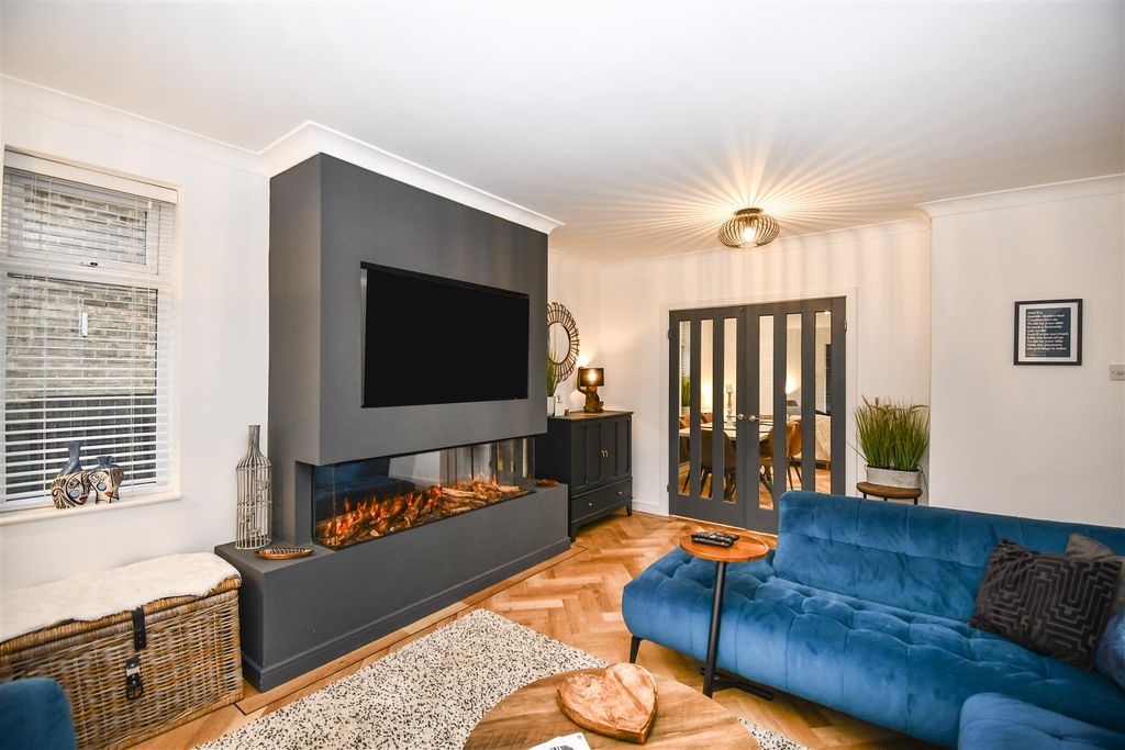 Property photo 3 of 14 Lounge