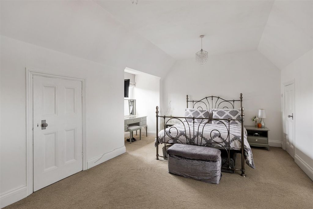 Property photo 2 of 19 Station Road, E4