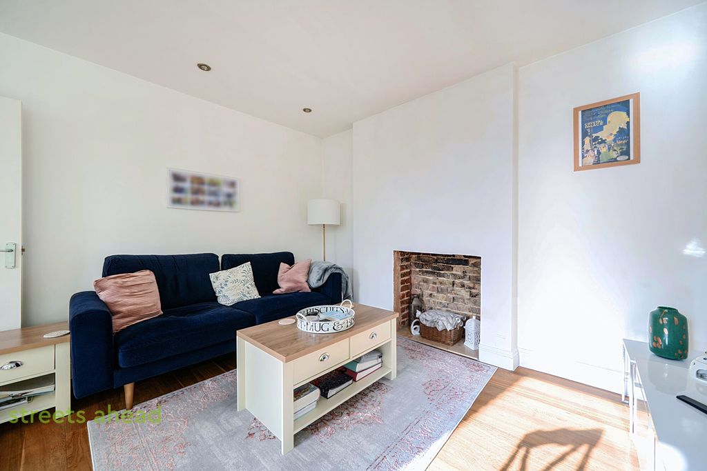 Property photo 2 of 13 Aba9419F-E60A-47E...
