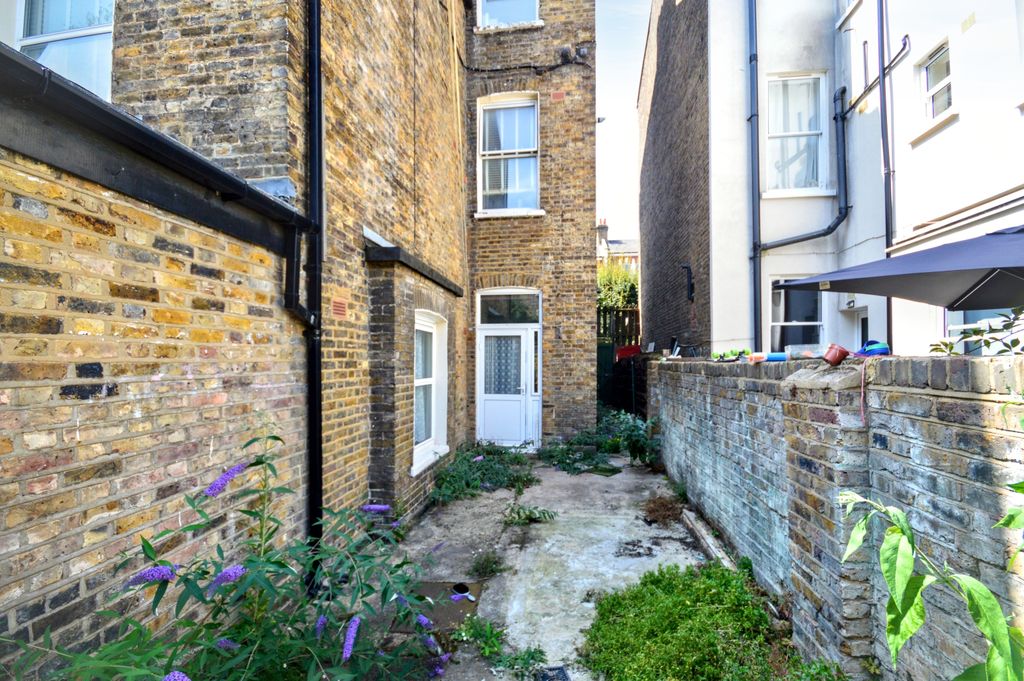 Property photo 2 of 18 151A Ashmore Road, Queens Park, London W9 3Da