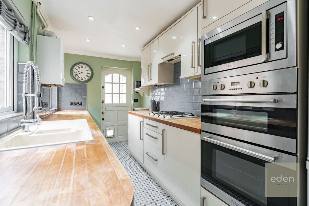 Property photo 2 of 28