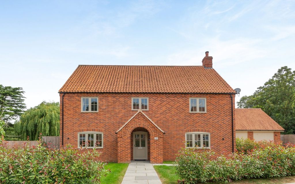 Property photo 1 of 24 2 Longmeadow Close