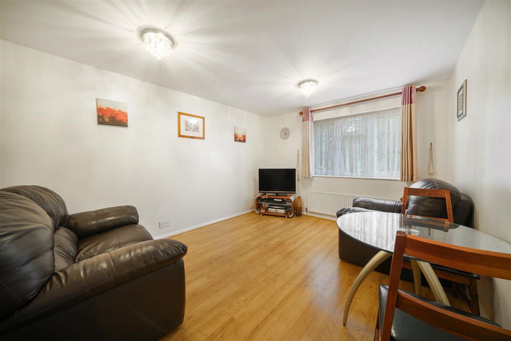 Property photo 3 of 6 79 Cambridge Close - Tywq3Bjn0Tsyfvxjfpol.Jpg