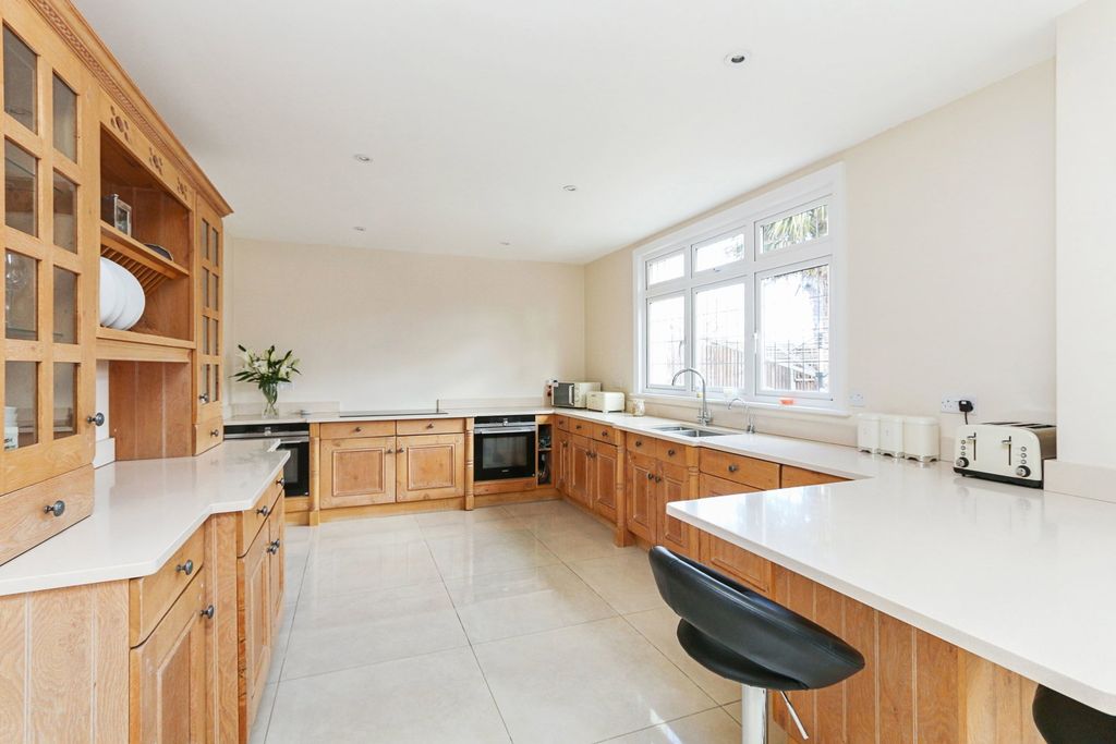 Property photo 2 of 22