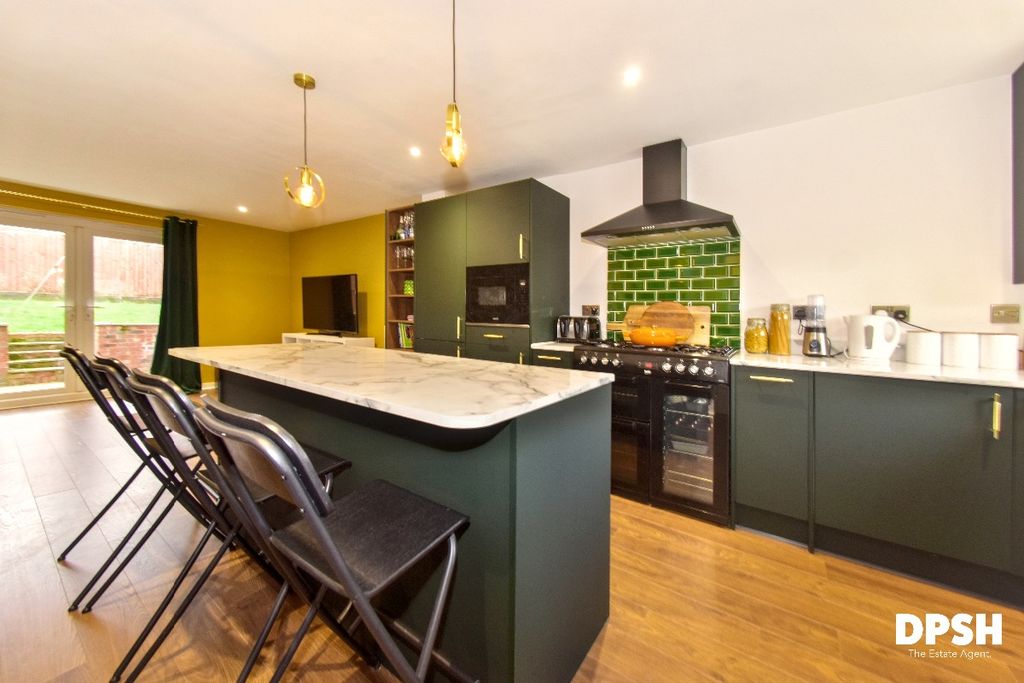 Property photo 2 of 33