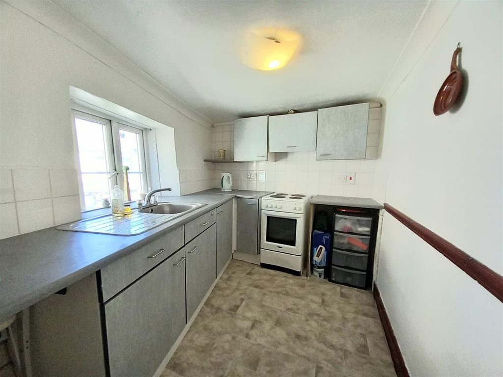 Property photo 3 of 8 North Road Flat Kitchen.Jpg