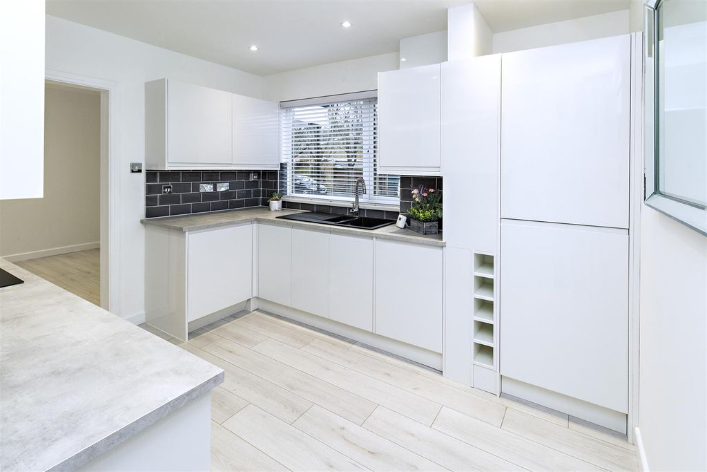 Property photo 2 of 16 Kitchen/Diner