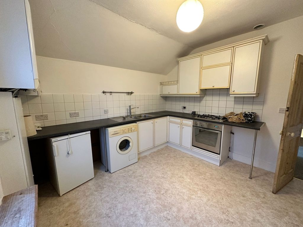 Property photo 1 of 10 76A Kitchen