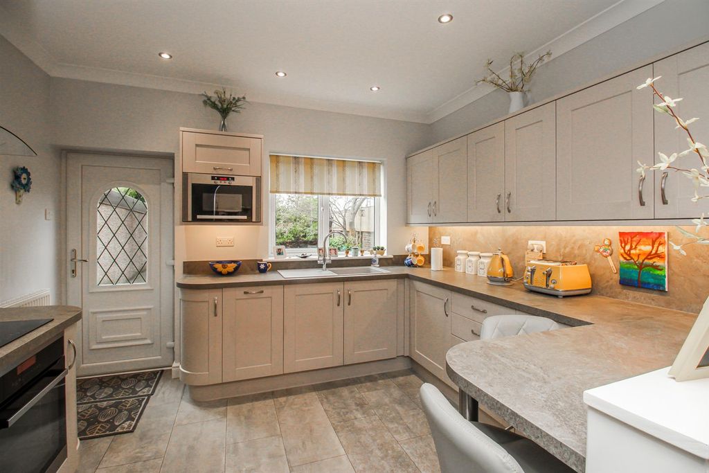 Property photo 3 of 13 Kitchen