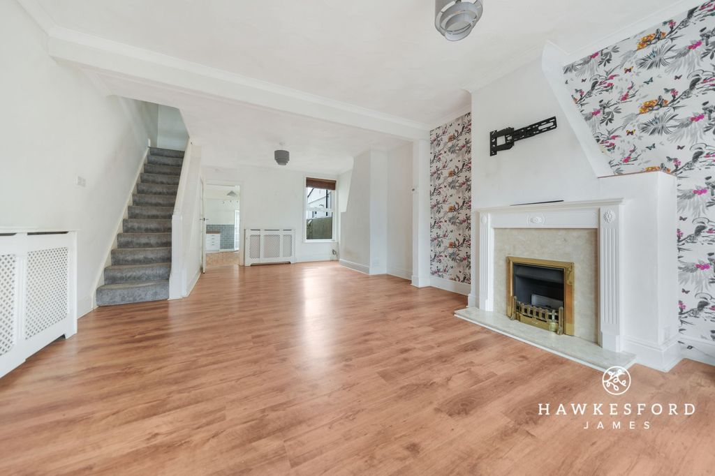 Property photo 2 of 13 Connaught Road, Sittingbourne - Lounge