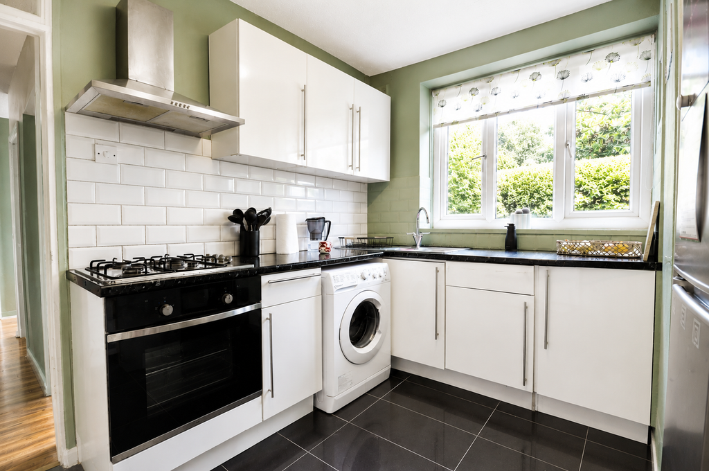 Property photo 3 of 9 Kitchen