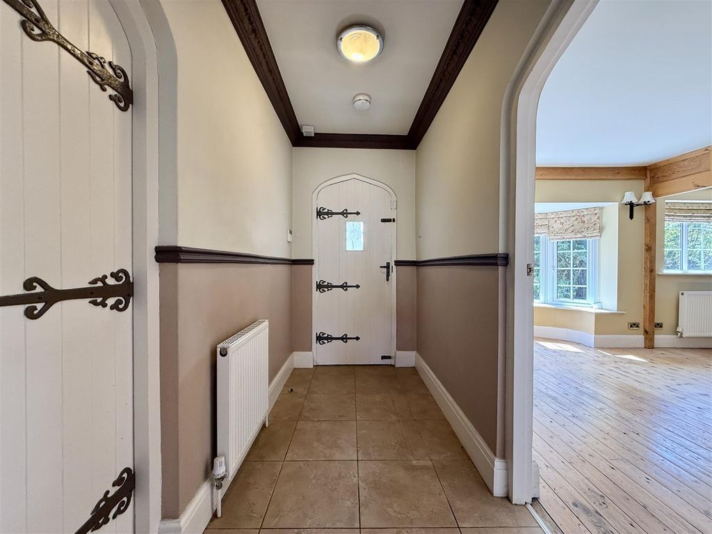 Property photo 3 of 28 Entrance Hall