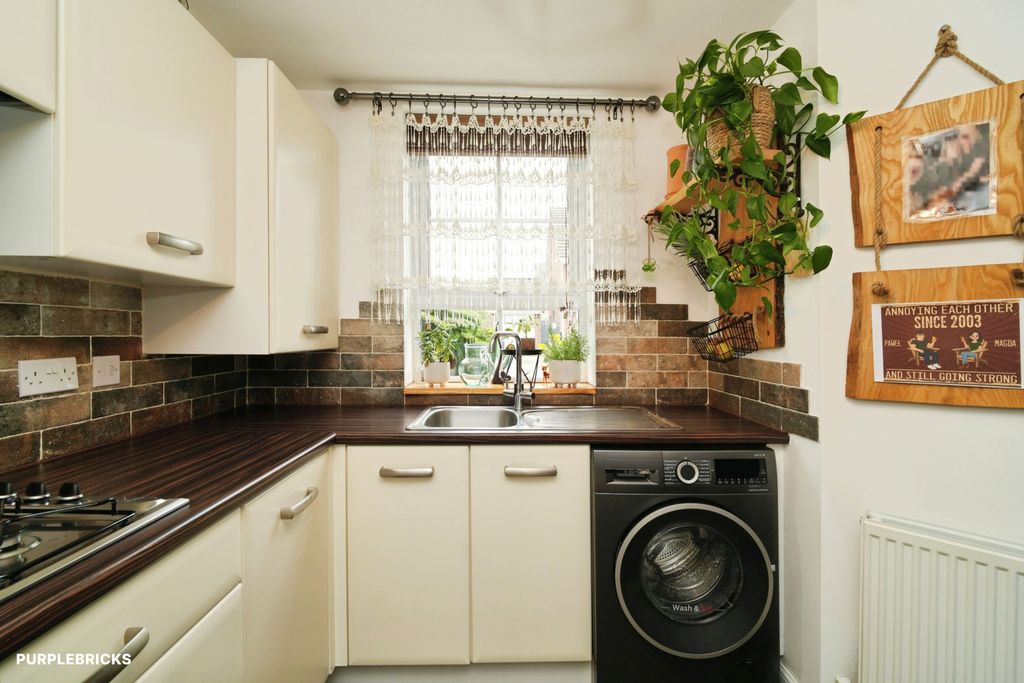 Property photo 3 of 19 Kitchen