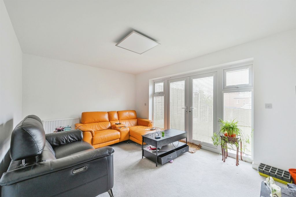 Property photo 2 of 15 Lounge: