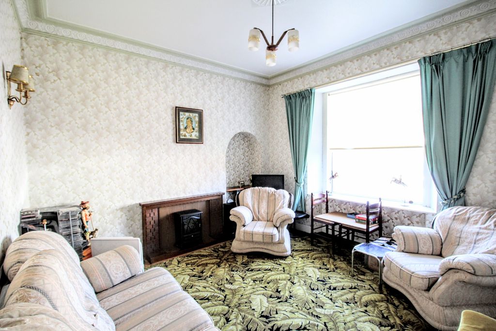 Property photo 3 of 13 Lounge