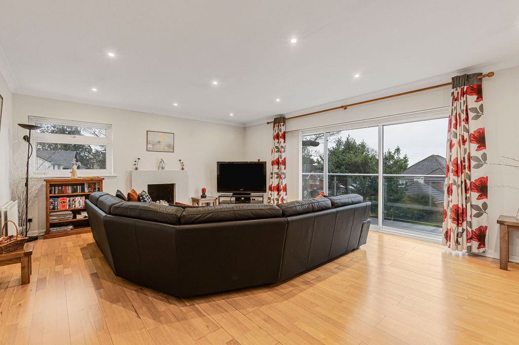 Property photo 3 of 26 Photograph 7