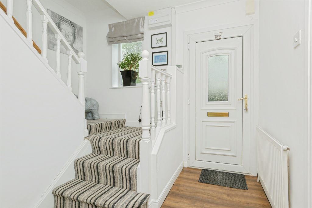 Property photo 3 of 17 Entrance Hall